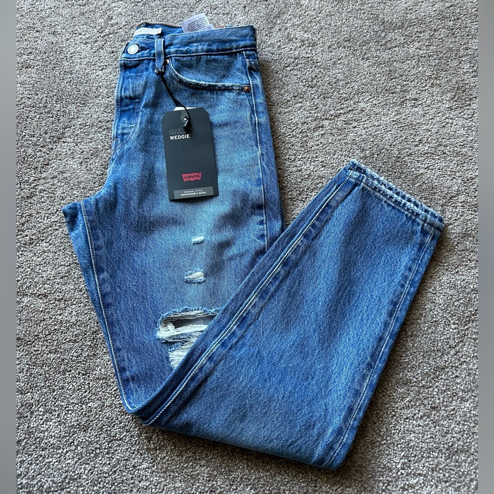 Womens Levi premium wedgie jeans size 27